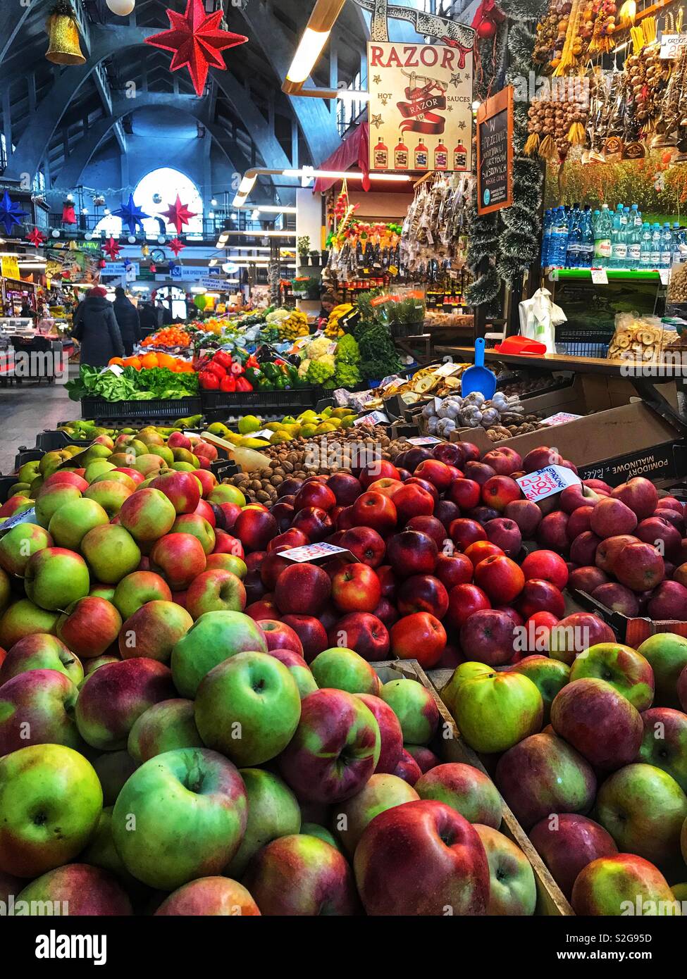 "Hala Targowa" o mercato agricolo il Visualizzazione di mele, noci, aglio e altri ortaggi frutta e di altri ortaggi, Wroclaw, Polonia Foto Stock