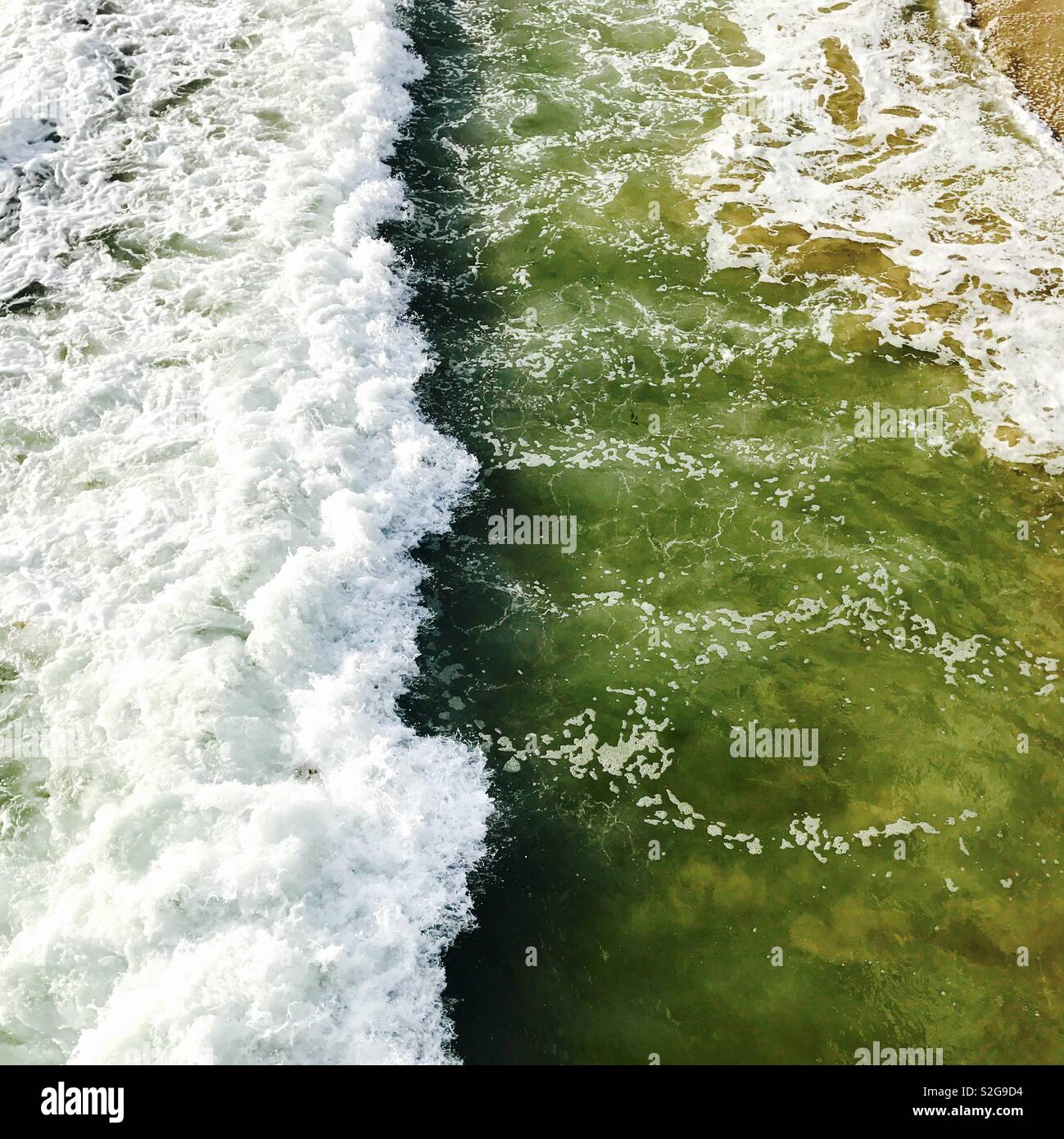 Whitewater da un onda di rottura da sopra. Manhattan Beach, California USA. Foto Stock