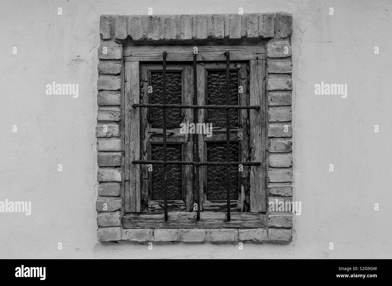 Finestra di spagnolo in legno e vetro con gabbie in bianco e nero Foto  stock - Alamy