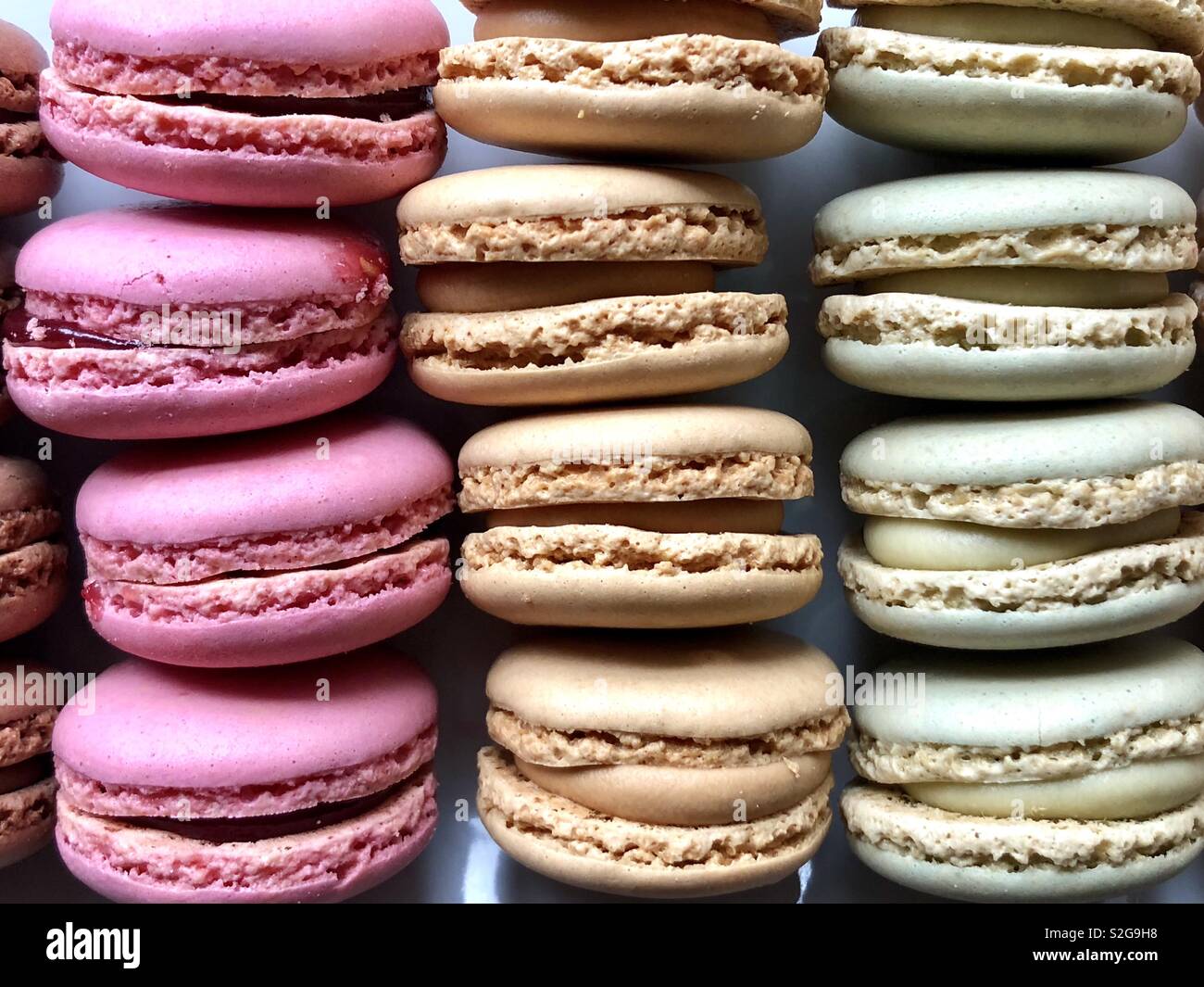 Righe colorate di macarons francese - Immagine stock catturata con smartphone