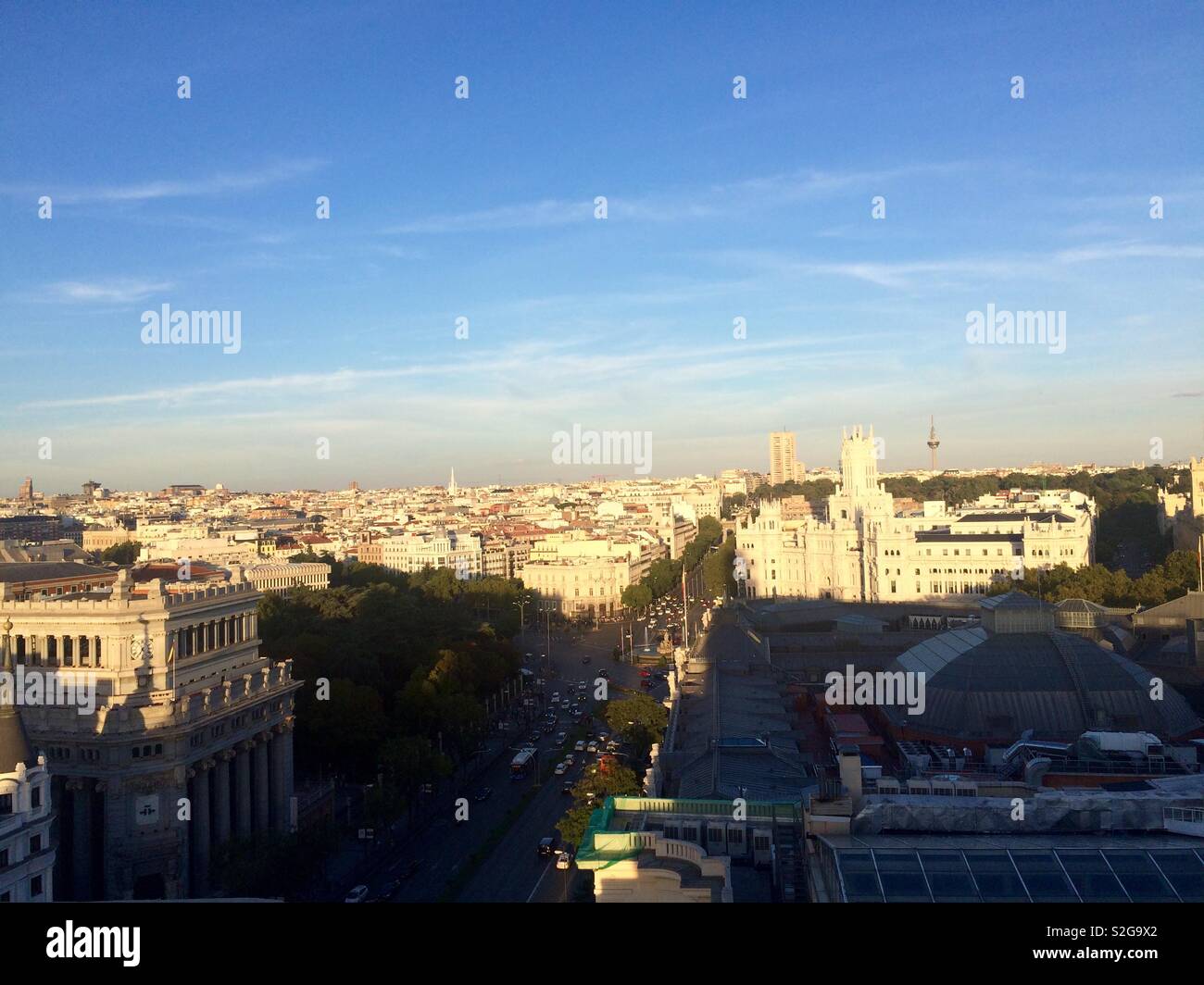 Vista dello skyline della citta' sopra la città di Madrid su una soleggiata giornata autunnale presi da Circulo de Bellas Artes Foto Stock