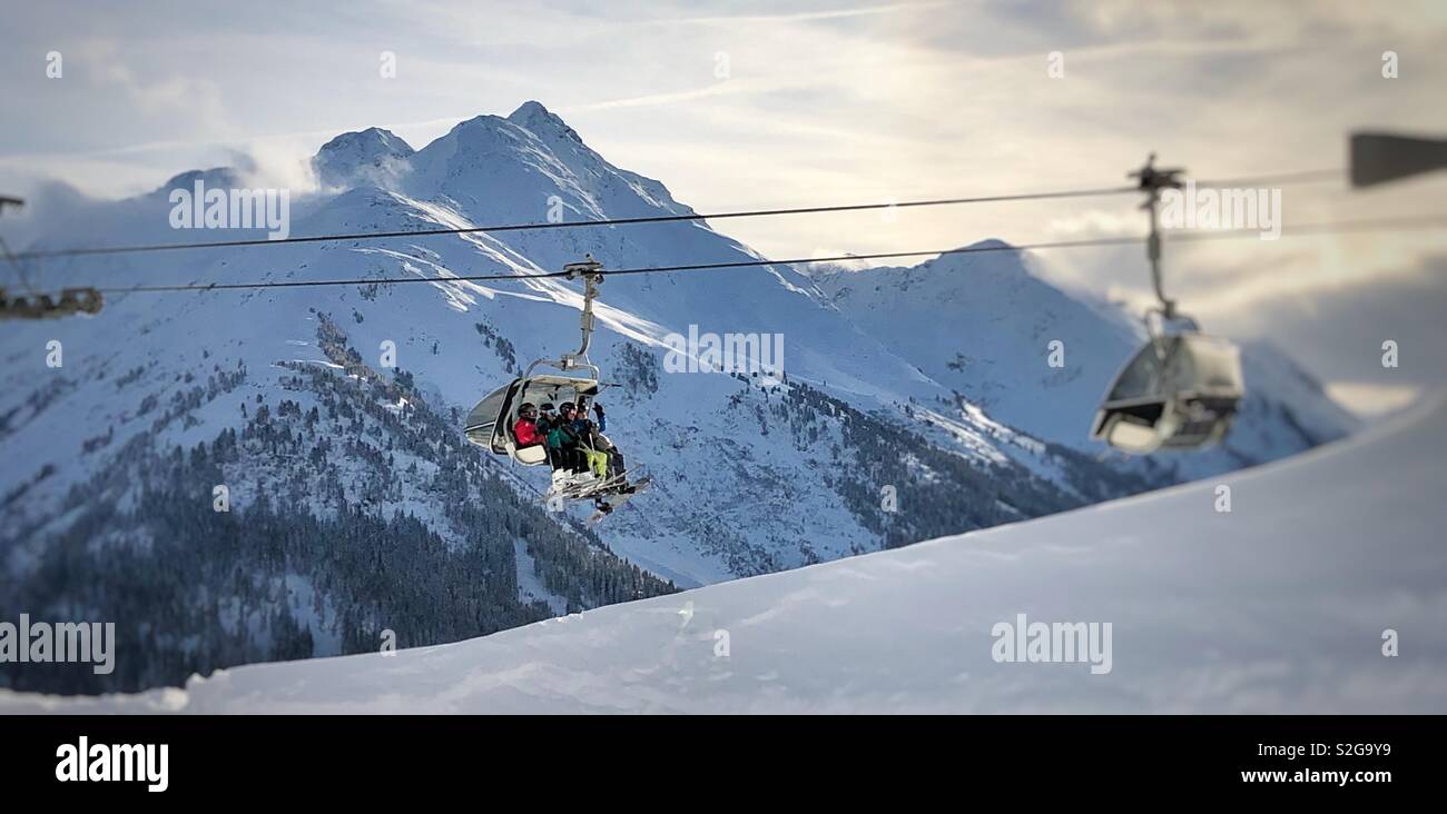 Ski seggiovia nelle montagne delle Alpi austriache in una giornata di sole - Immagine stock catturata con smartphone