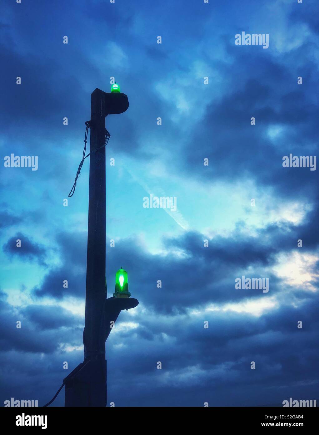 Spedizione di tribordo luci su un Galles del Sud del molo, crepuscolo, gennaio. Foto Stock Spedizione di tribordo luci su un Galles del Sud del molo, crepuscolo, gennaio. Foto Stock