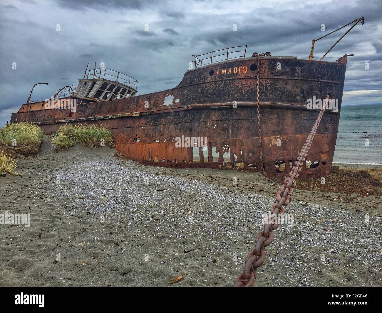 Rusty nave naufragata sulla spiaggia, Tierra del Fuego, Cile - Immagine stock catturata con smartphone