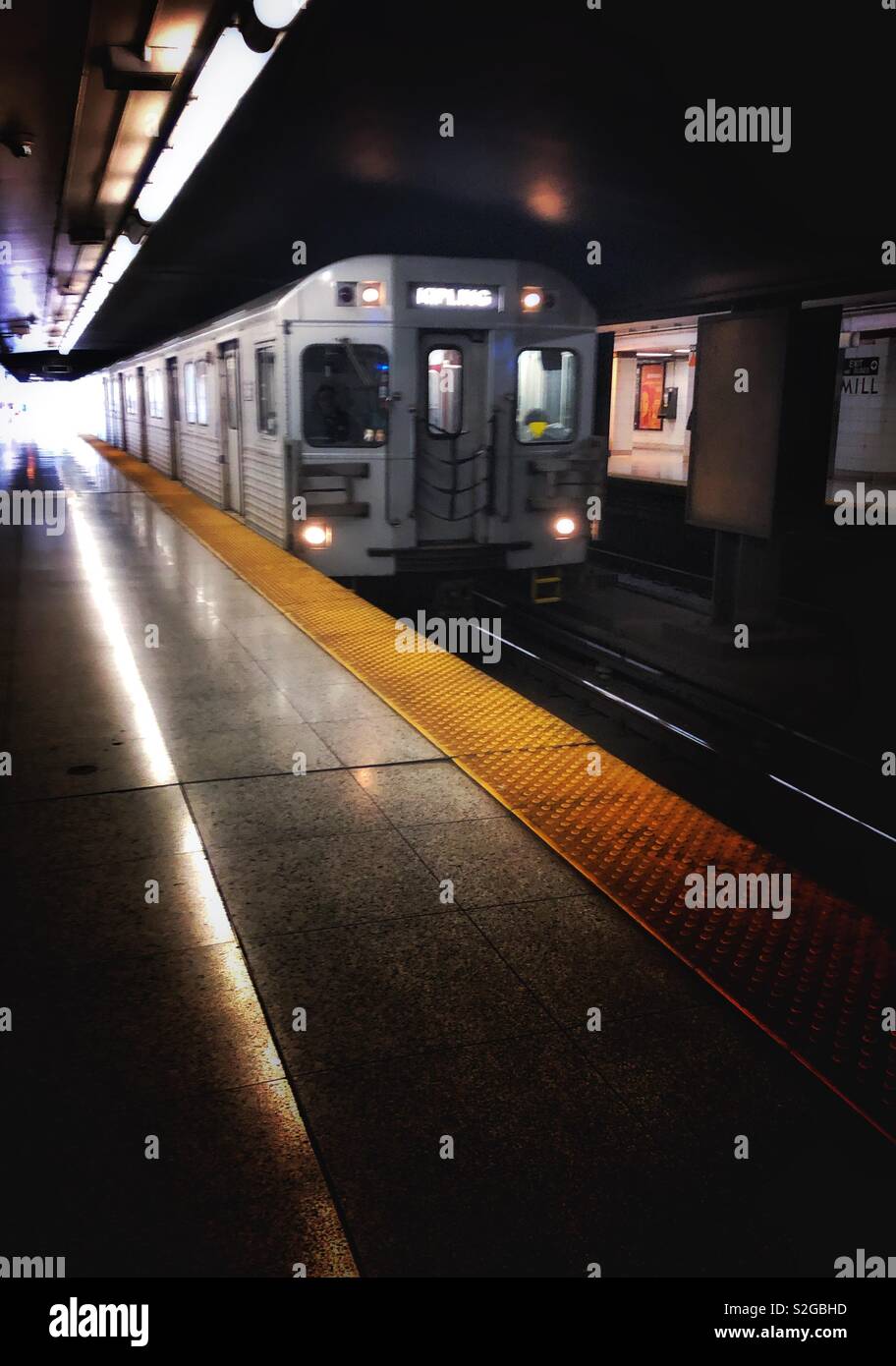 La metropolitana treno in arrivo nella stazione Foto Stock