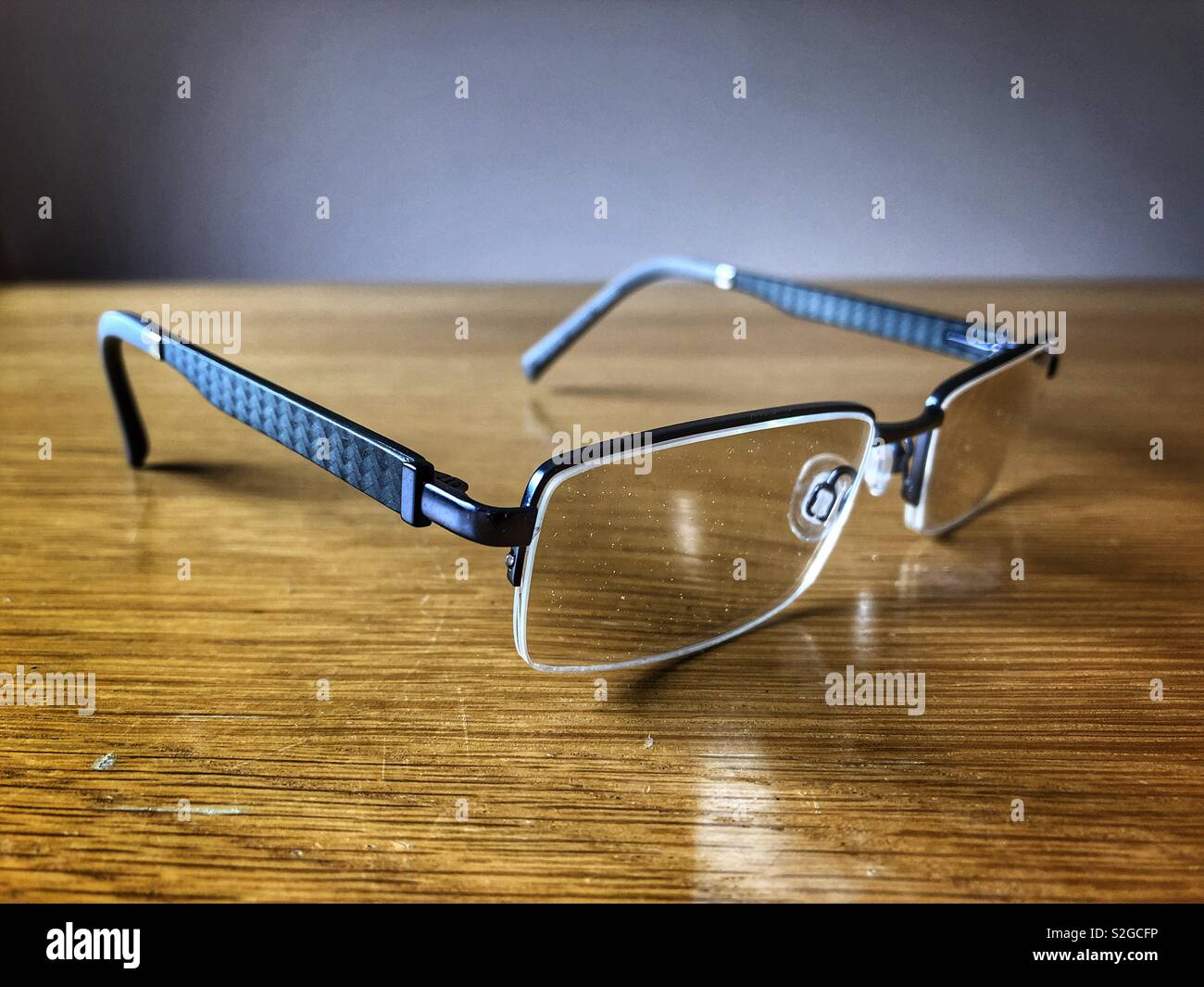 Un paio di occhiali su un tavolo in legno di quercia Foto Stock