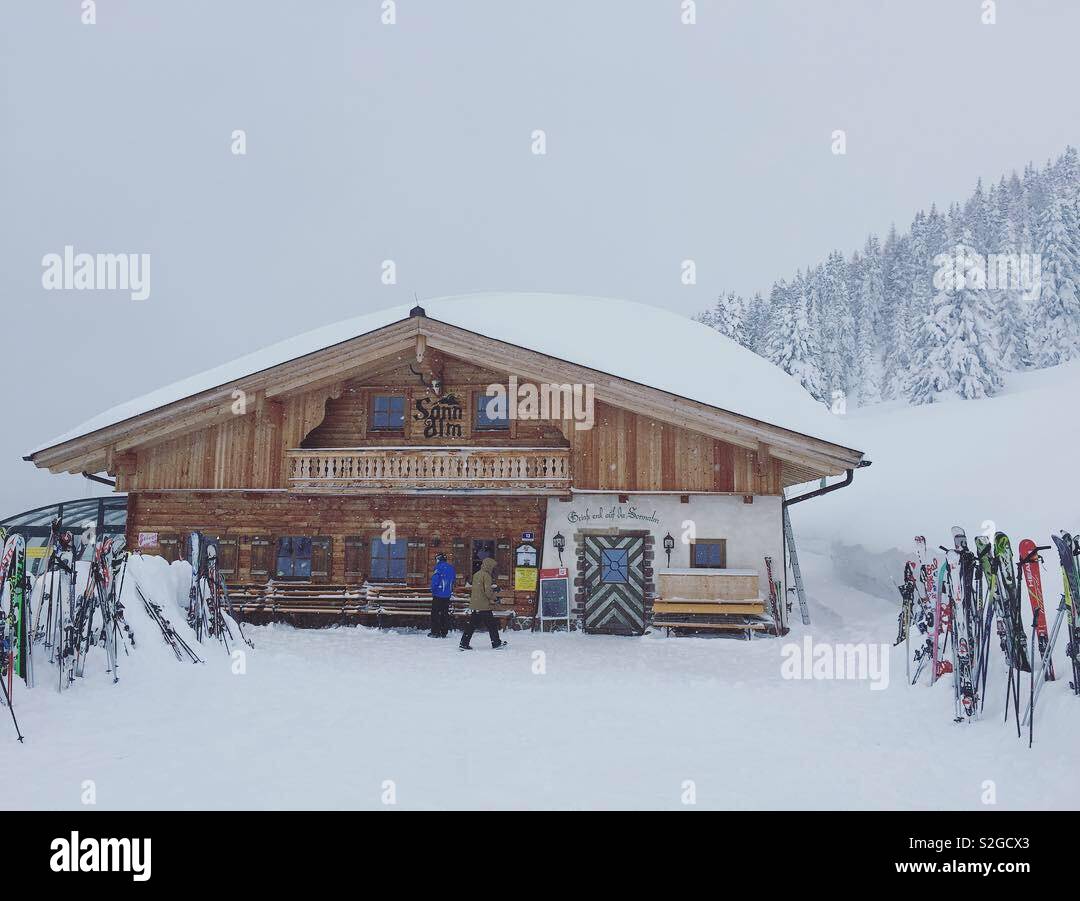 Ski lodge o Hütte situato nelle Alpi austriache. - Immagine stock catturata con smartphone