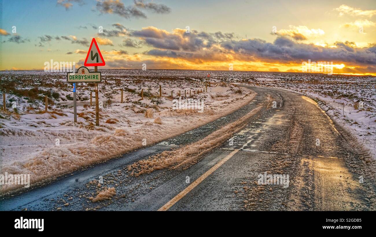 Strada ghiacciata nel Peak District Foto Stock