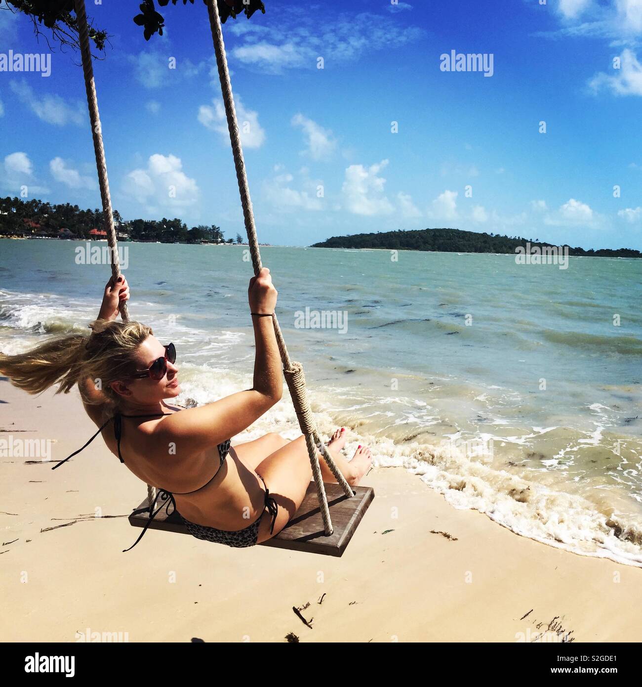 Swinging in riva al mare Foto Stock
