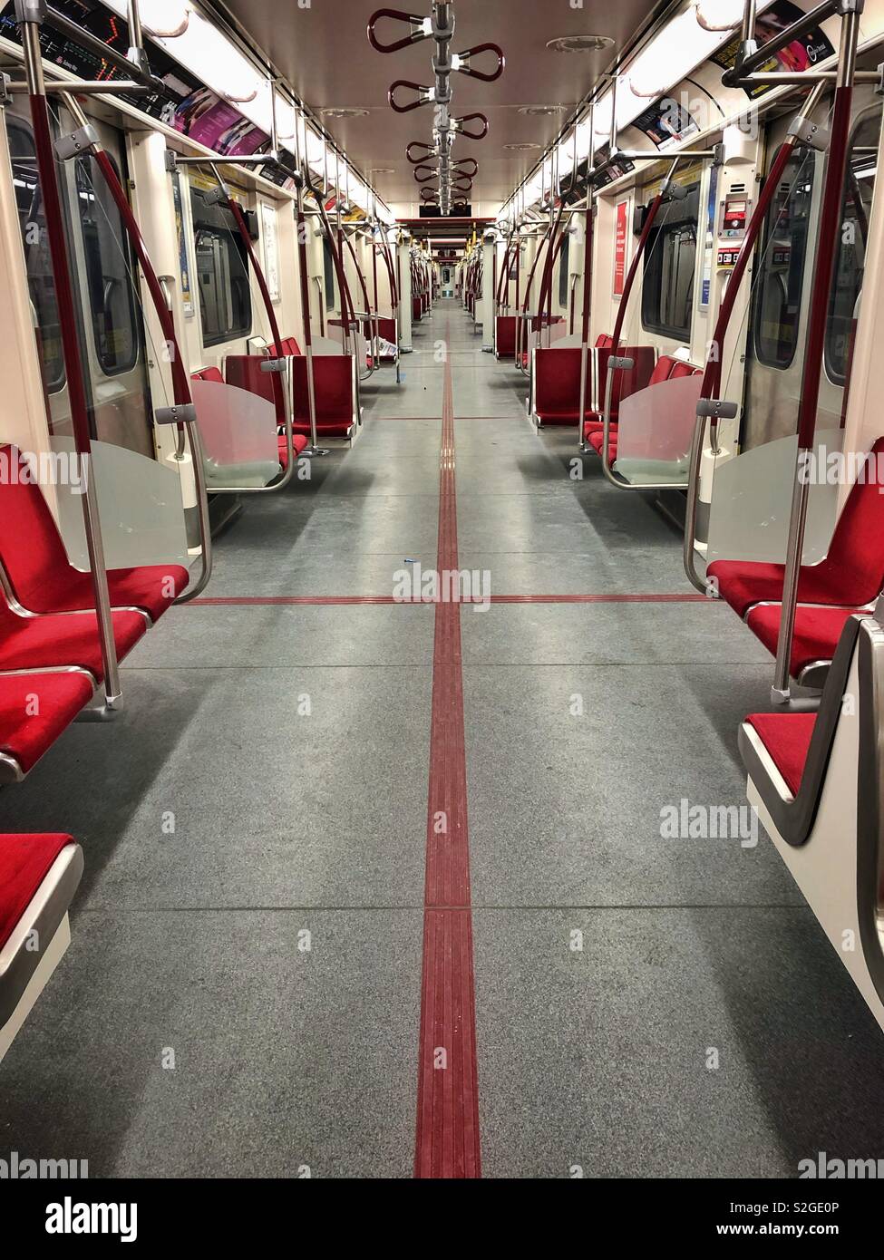 TTC razzo rosso treno della metropolitana con nessun passeggero Foto Stock
