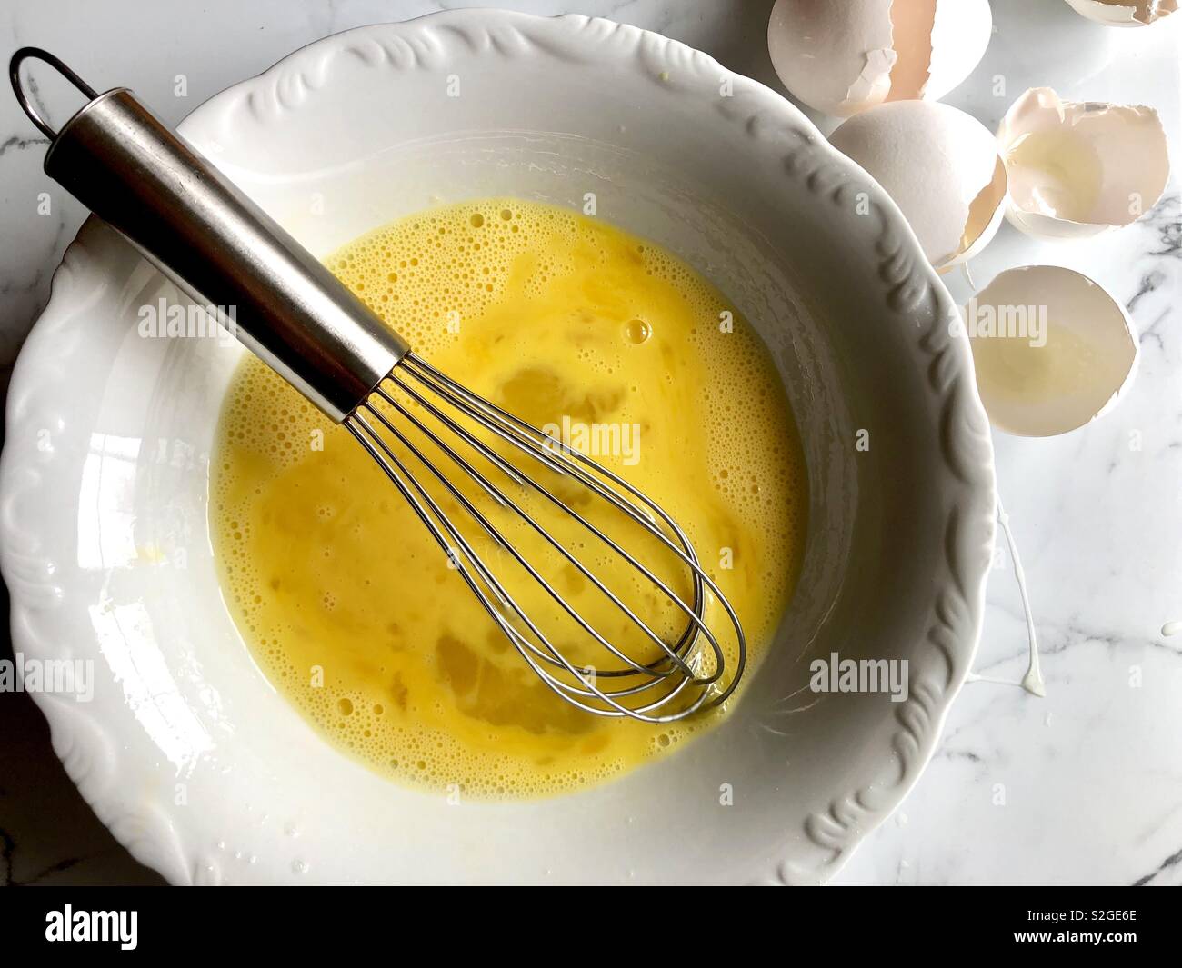 Frullato di uova in una ciotola bianco Foto Stock