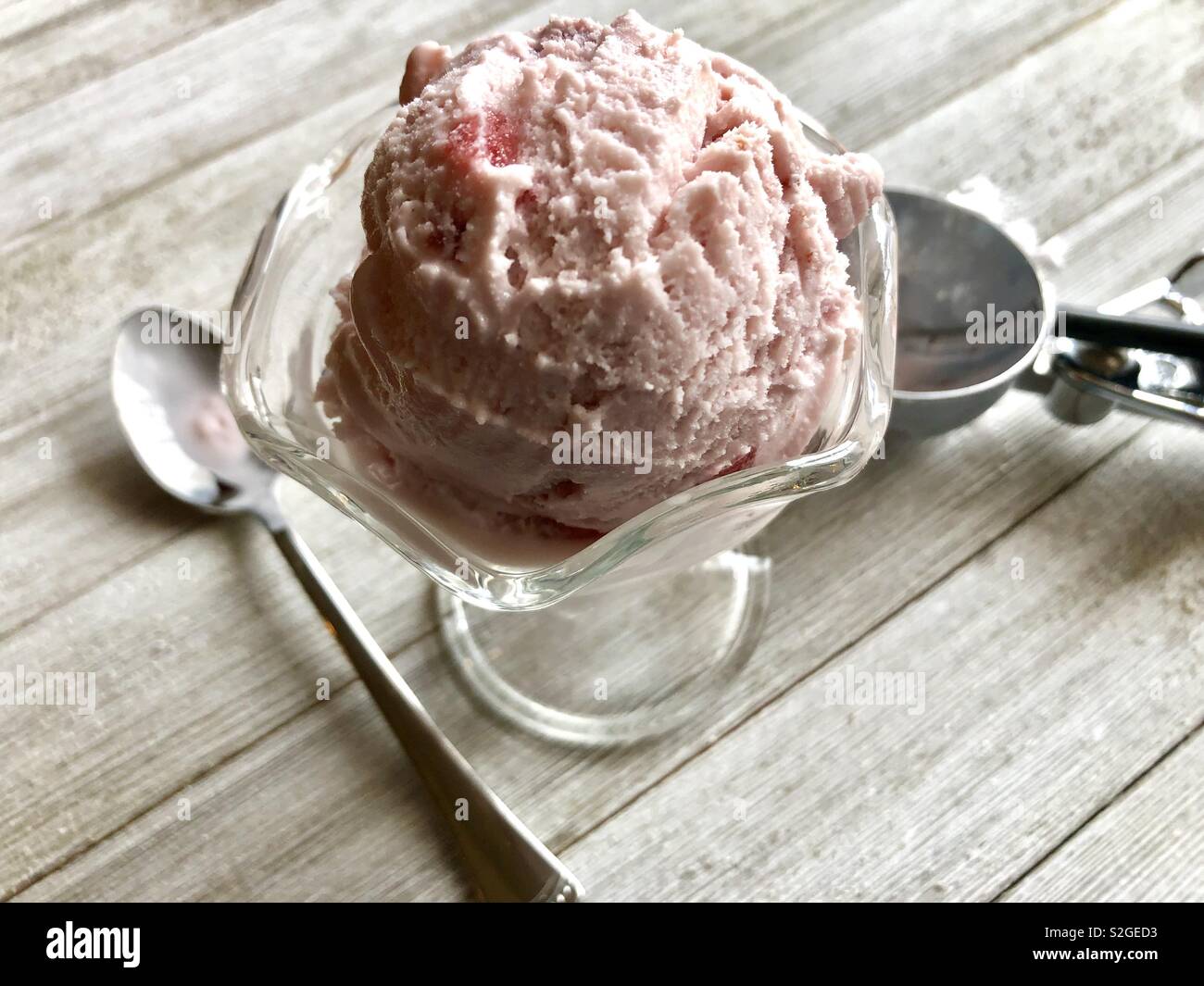 Piatto di gelato alla fragola su una tavola di legno Foto Stock