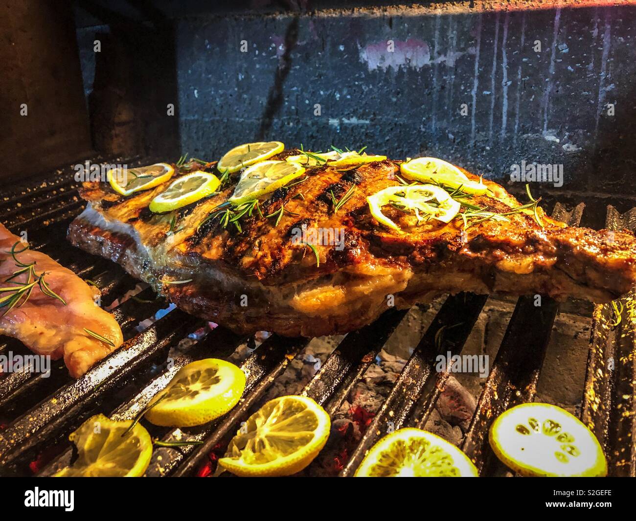 La cottura della carne alla griglia Foto Stock