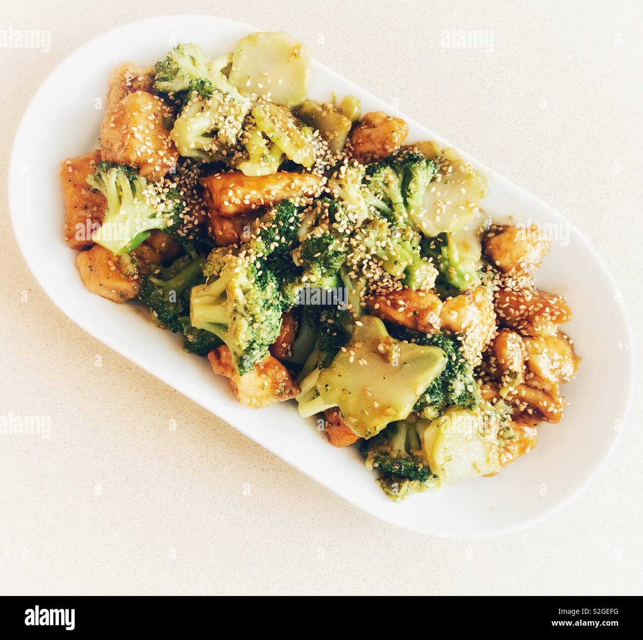 Pollo e broccoli con semi di sesamo e la salsa di soia e miele - Immagine stock catturata con smartphone