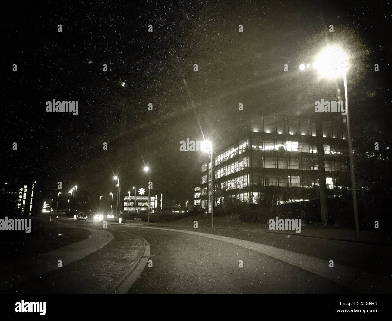 Un business park di notte. - Immagine stock catturata con smartphone