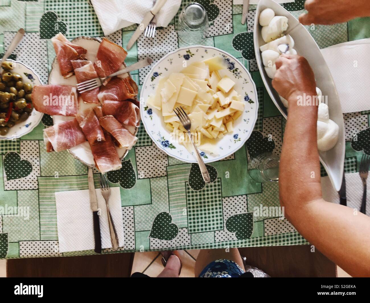 Formaggio e prosciutto su una tavola italiana Foto Stock