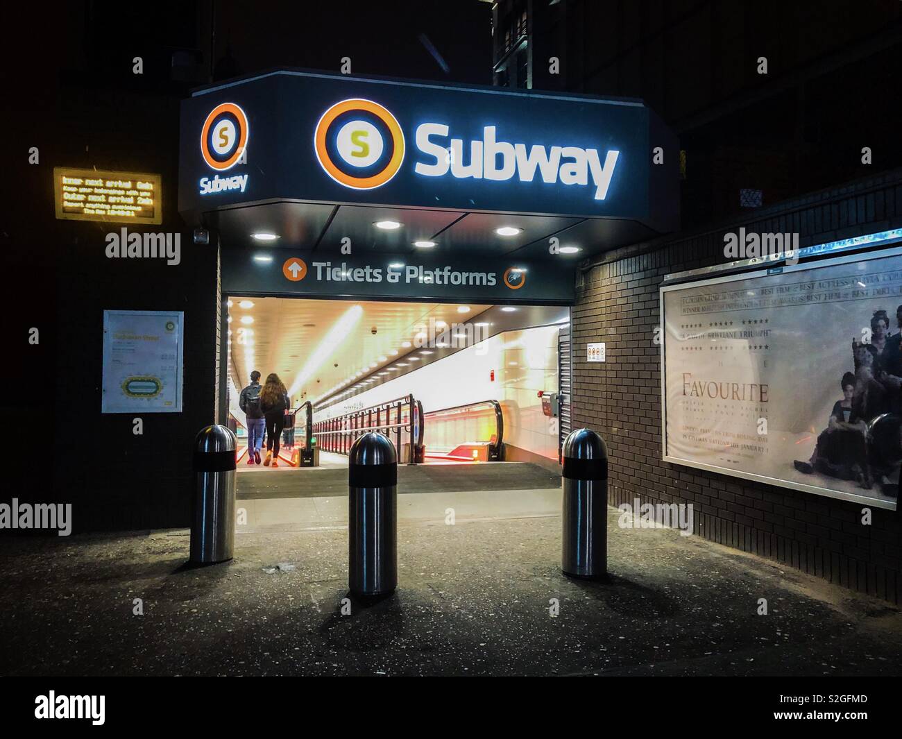 Buchanan Street Subway Station entrata. Glasgow. La Scozia. Regno Unito. - Immagine stock catturata con smartphone