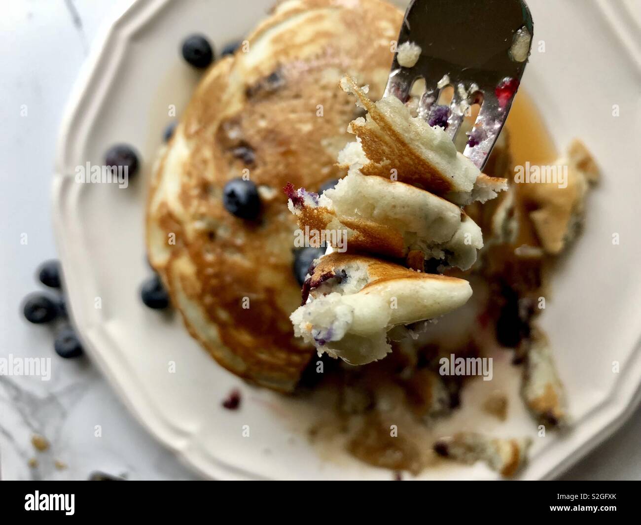 Forchettata di mirtillo pancake - Immagine stock catturata con smartphone