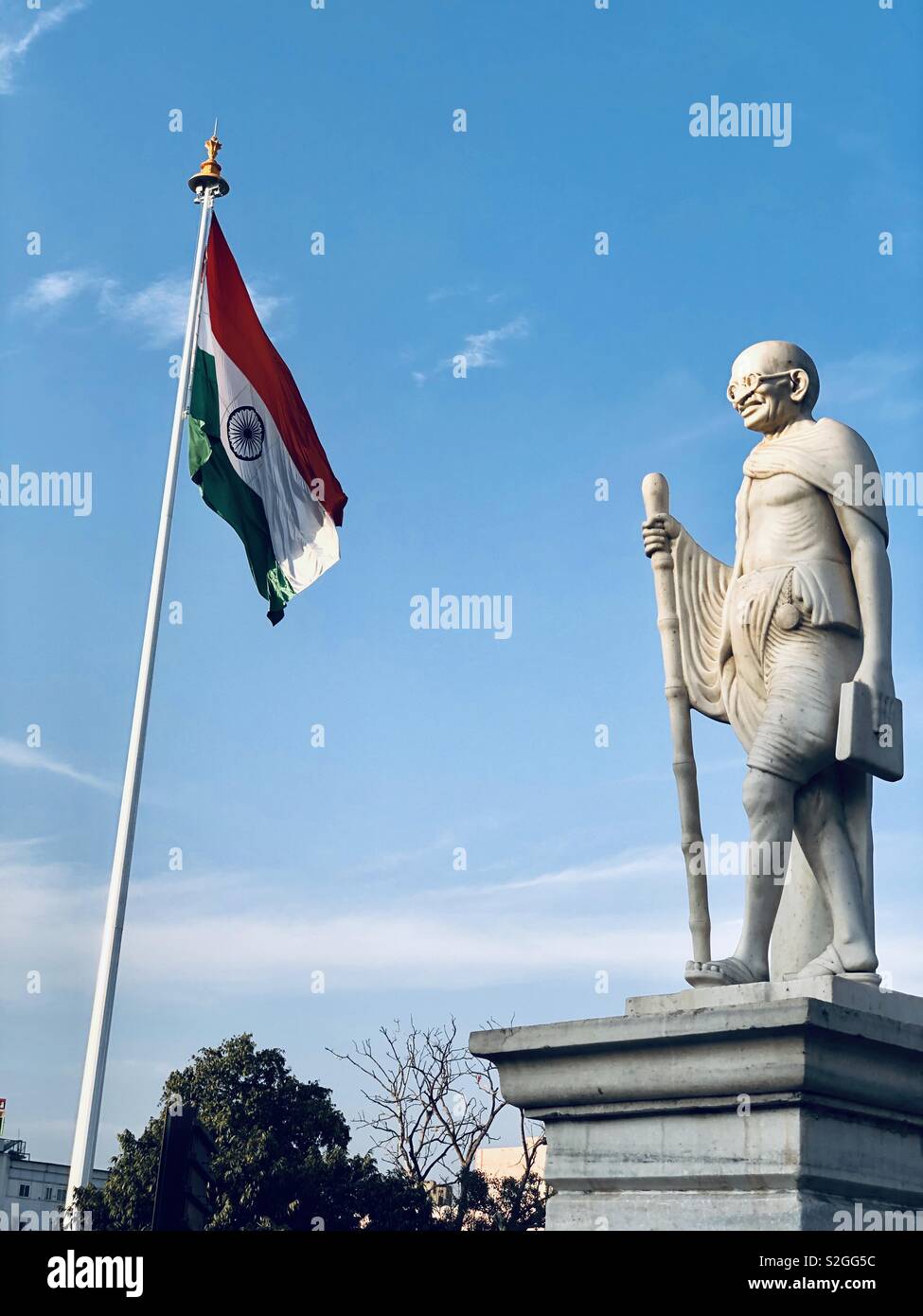 Statua del Mahatma Gandhi, il padre della nazione indiana e indiana bandiera nazionale Foto Stock