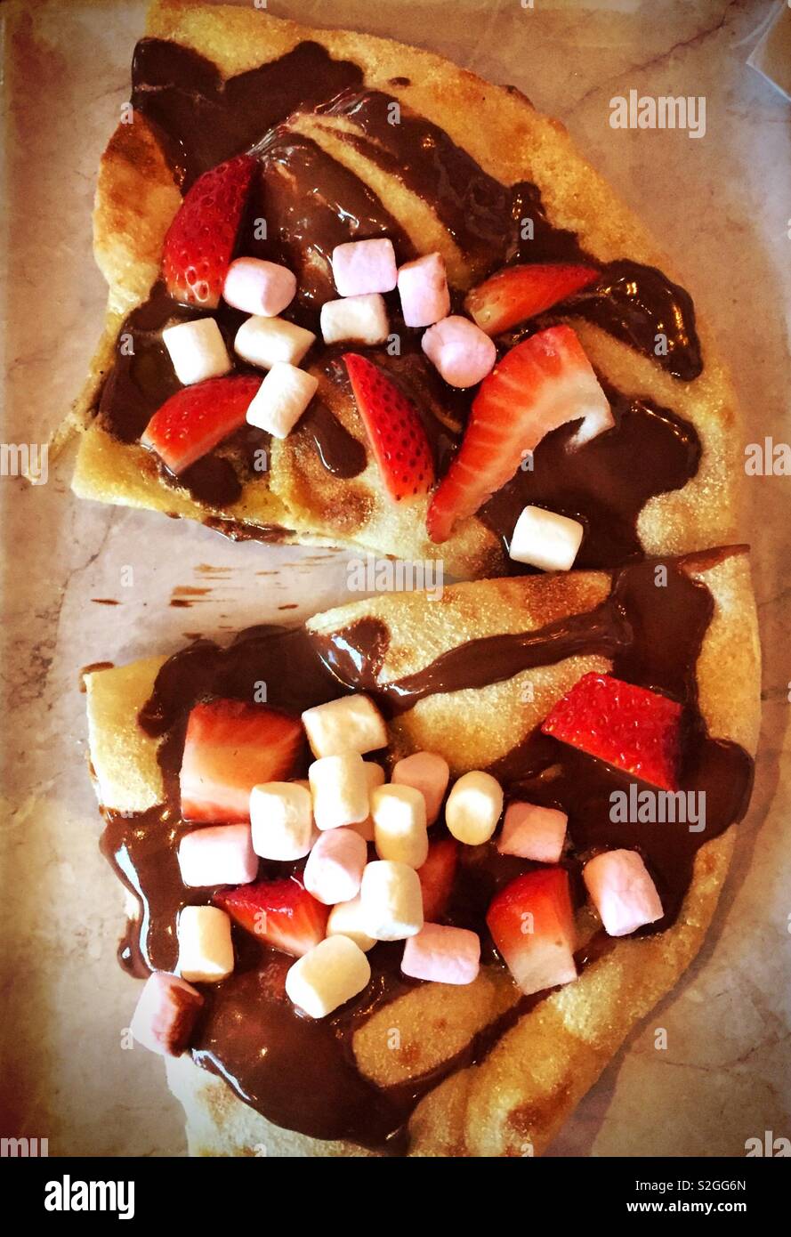 I bambini la pizza con fragole al cioccolato e marshmallows. Alternativa idea di dessert - Immagine stock catturata con smartphone