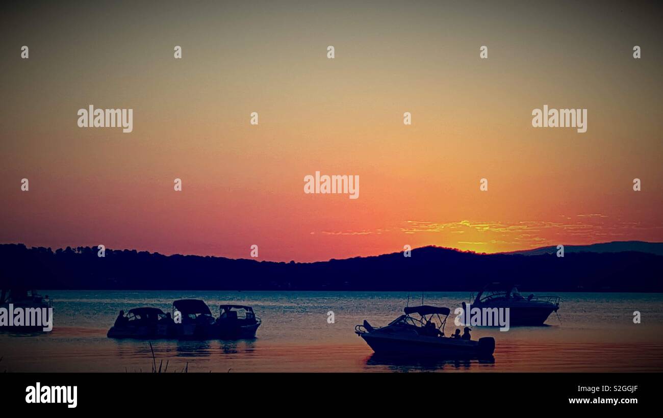 Silhouette di imbarcazioni durante il tramonto Foto Stock