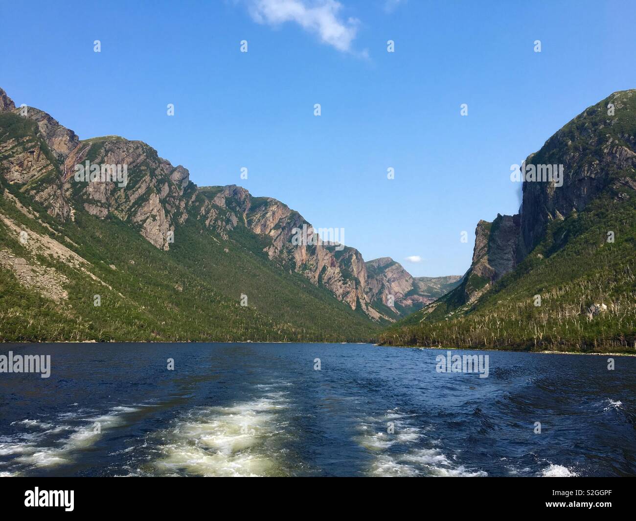 Le montagne che circondano il lago in Terranova Foto Stock