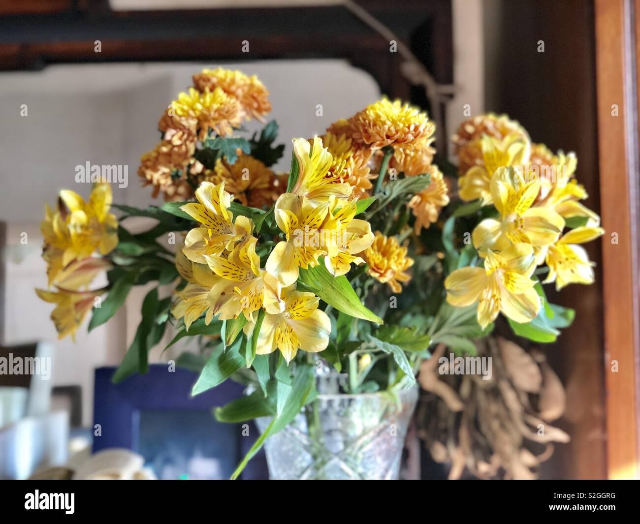 Giallo crisantemi e alstroemerias nel vaso Foto Stock