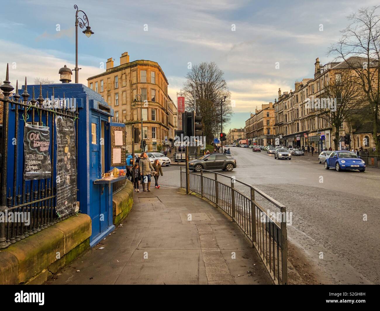 Vista lungo Great Western Road in alto di Byres Road. Glasgow, Scozia. Regno Unito. Foto Stock