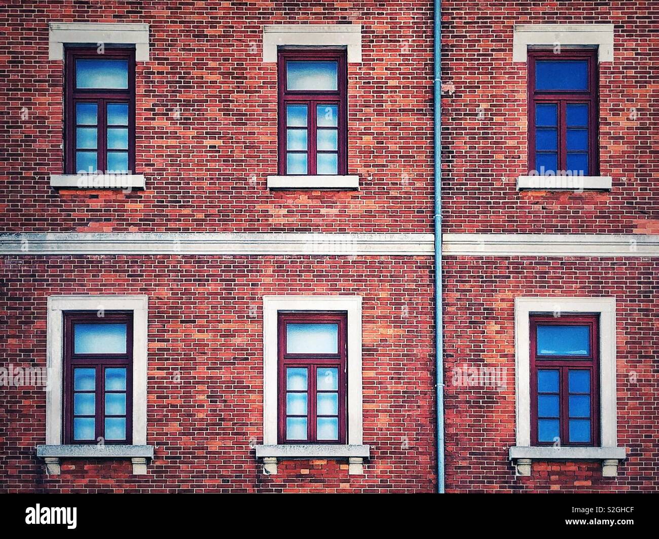 Parete di mattoni di edificio con due file di windows Foto Stock