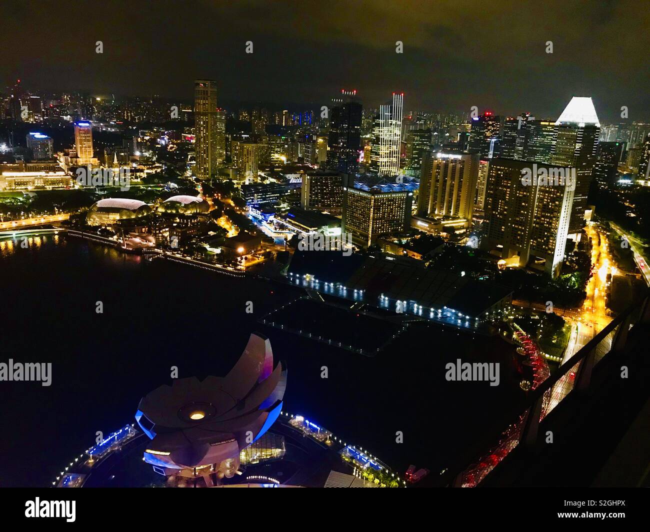 Singapore di notte, vista dalla Marina Bay Sands Foto Stock