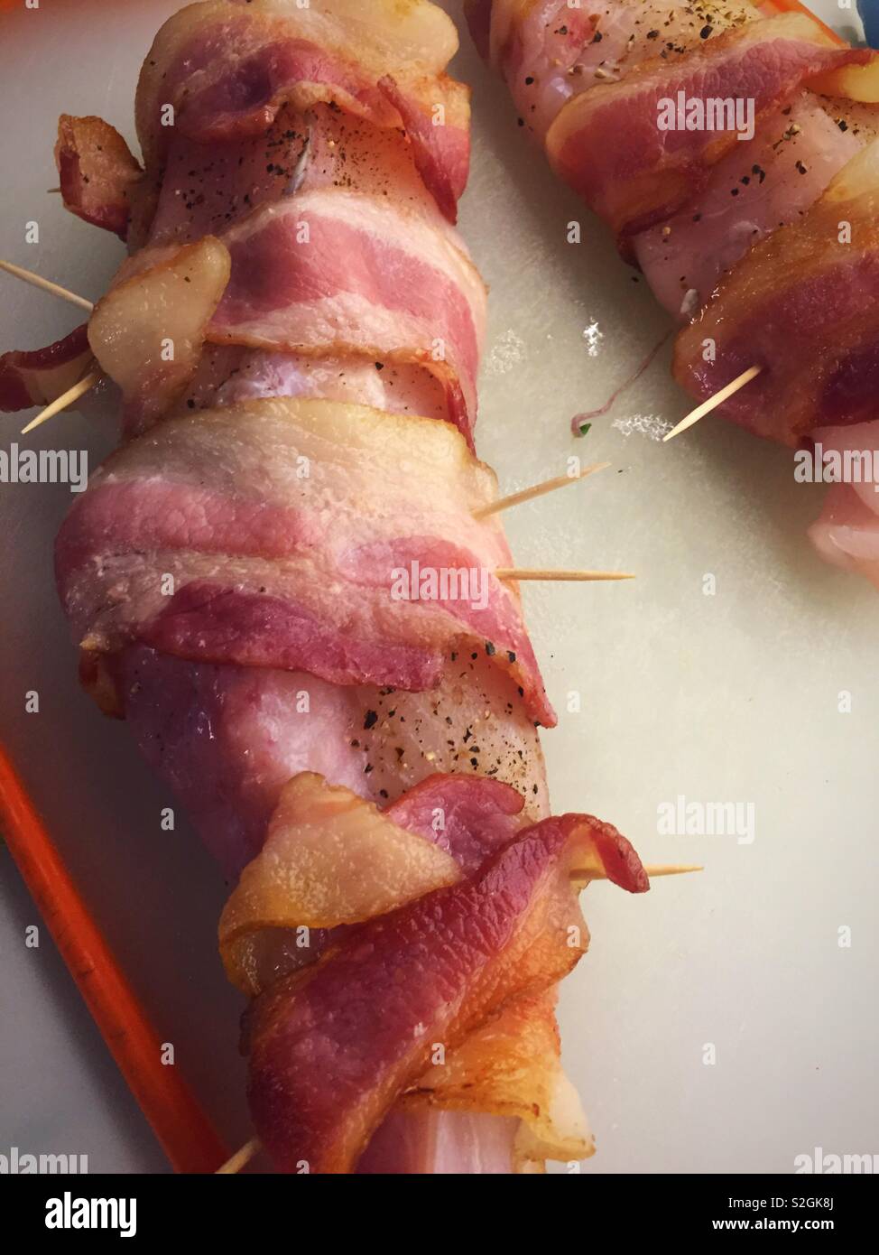 Cucinata fresca rana pescatrice avvolto in pancetta su un tagliere, Stati Uniti Foto Stock