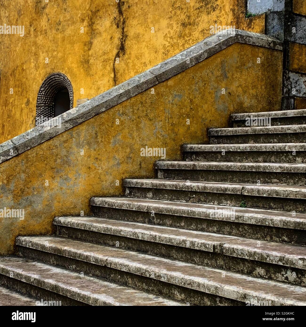 Abstract di scale al Pena palace vicino a Lisbona Portogallo Dicembre 2018 Foto Stock