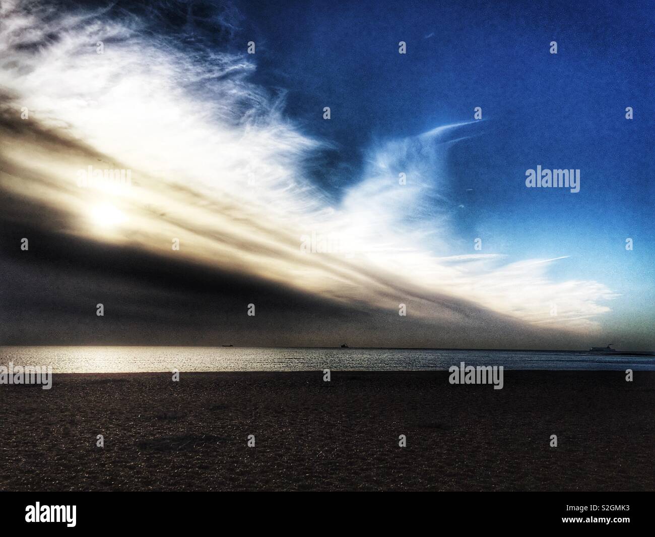 Meteo parte anteriore sopra il mare del Nord, Bawdsey traghetto, Suffolk, Inghilterra. - Immagine stock catturata con smartphone