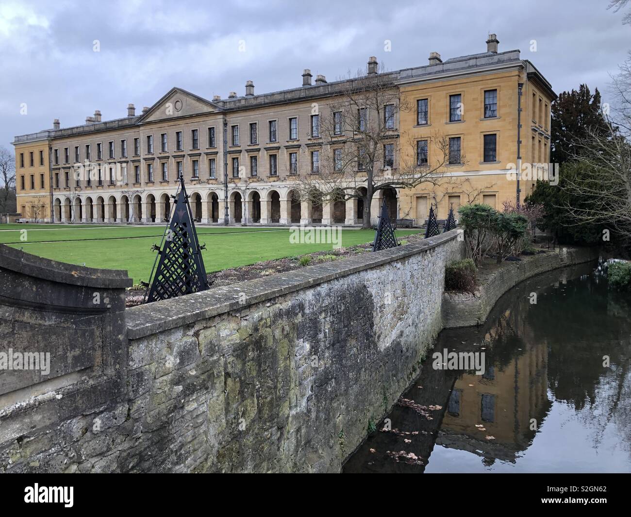 Vista del nuovo edificio, il Magdalen College di Oxford University, che si riflette nel fiume Cherwell, da Addison a piedi. Foto Stock