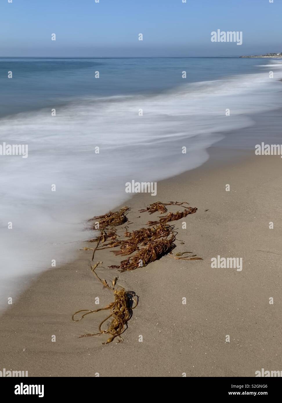 Una lunga esposizione delle onde e l'oceano e la spiaggia vicino a Santa Barbara in California. Ottobre 2018 Foto Stock