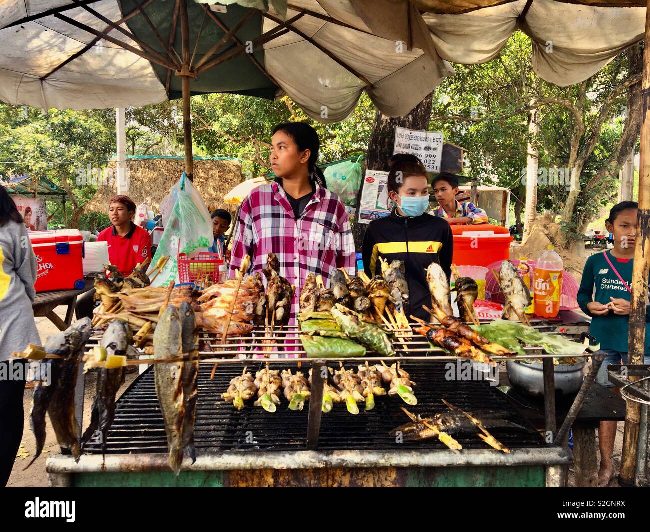 In Cambogia il cibo di strada in stallo - Immagine stock catturata con smartphone