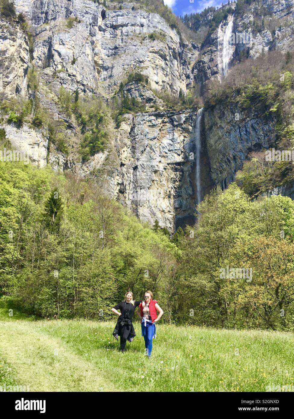 Madre e figlia passeggiate in montagna in una giornata di sole in Svizzera Foto Stock