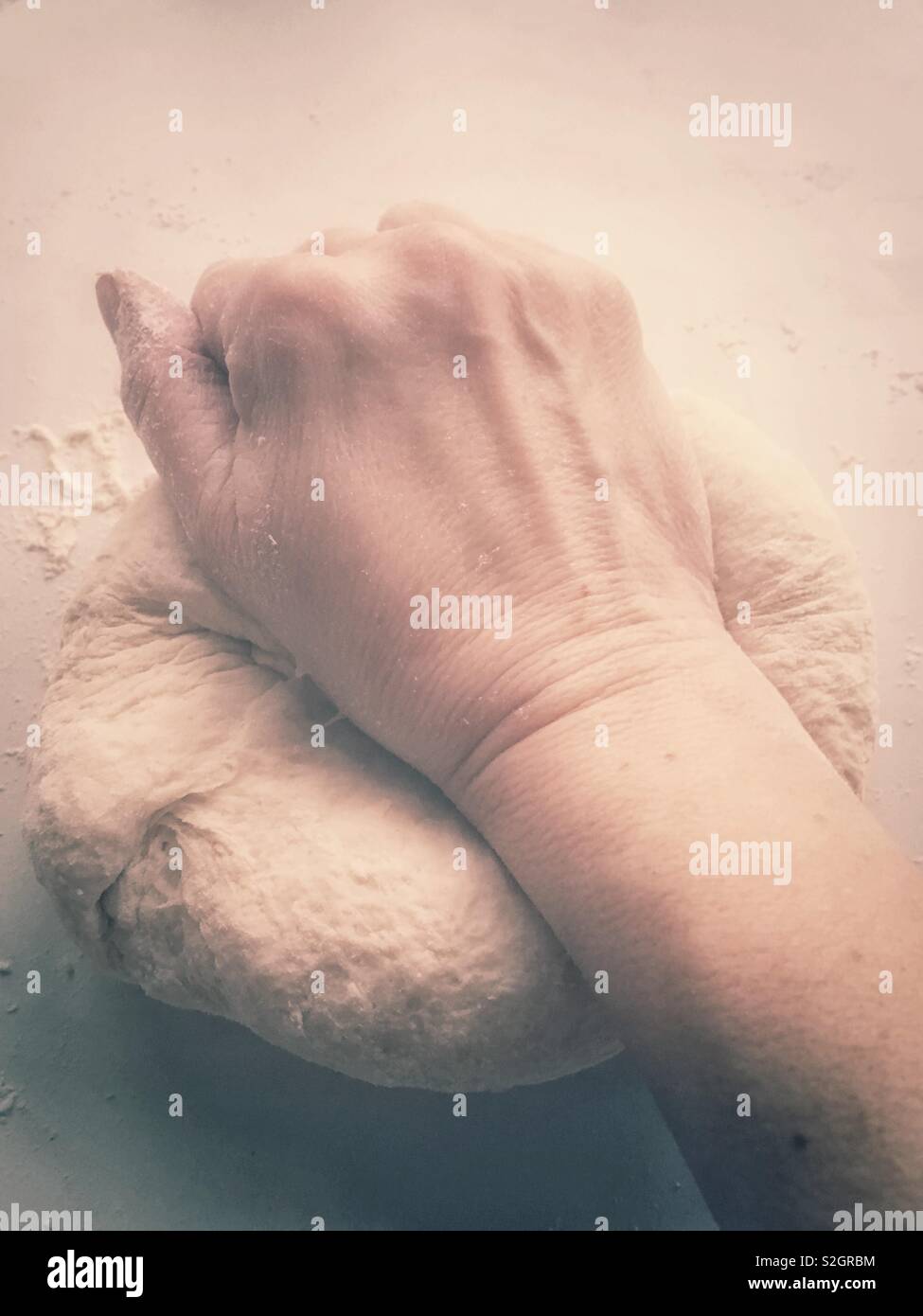 Impastare la pasta di pane - Immagine stock catturata con smartphone