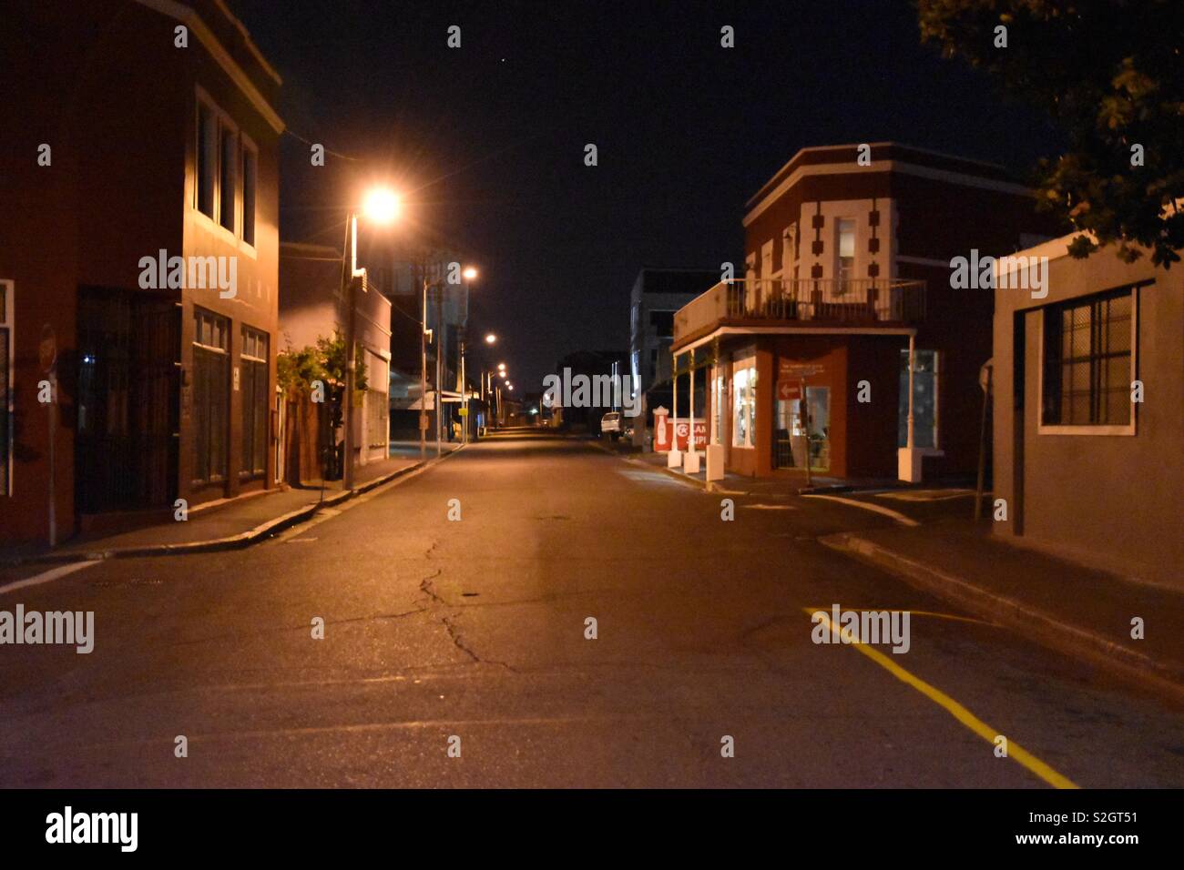 Strade vuote di notte a Cape Town Foto Stock