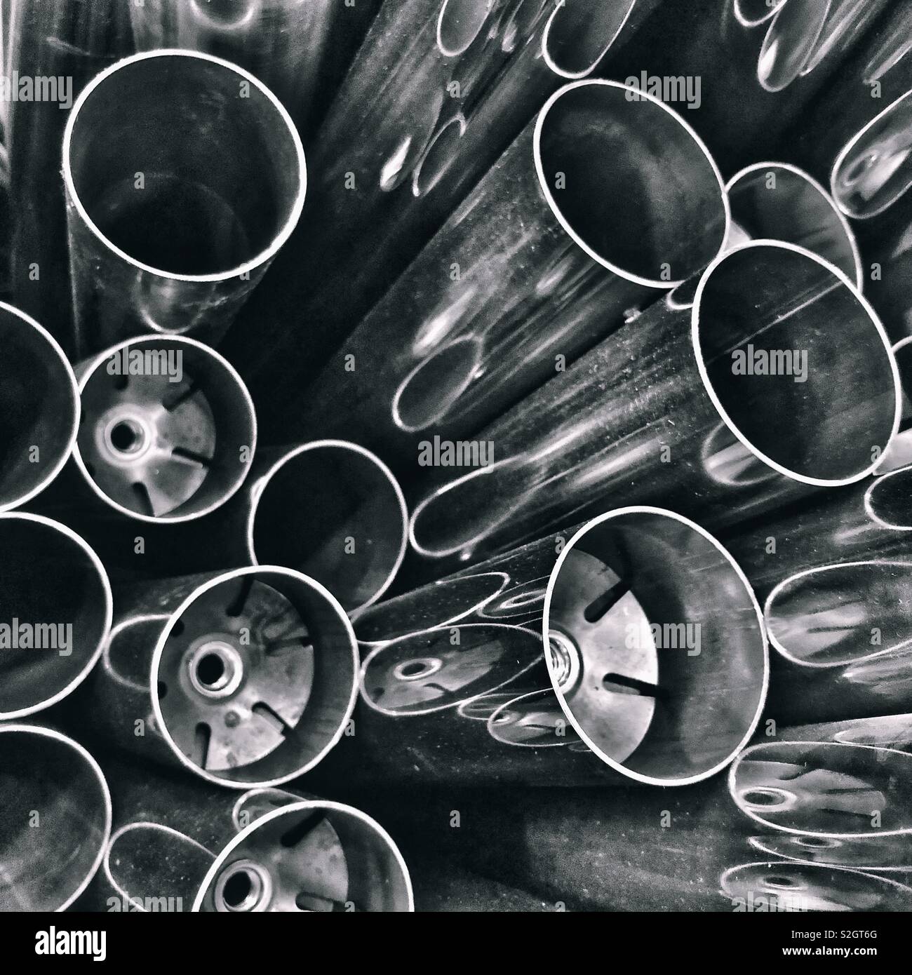 Un abstract artwork digitale di alcuni argento tubi del cilindro Foto Stock