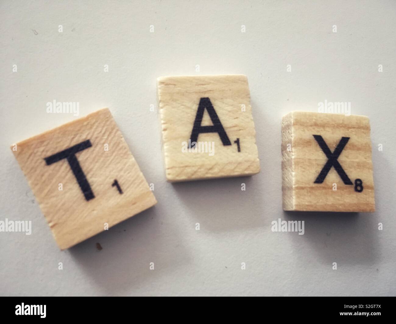 La parola "tassa" scritto con lettera in legno piastrelle Foto Stock