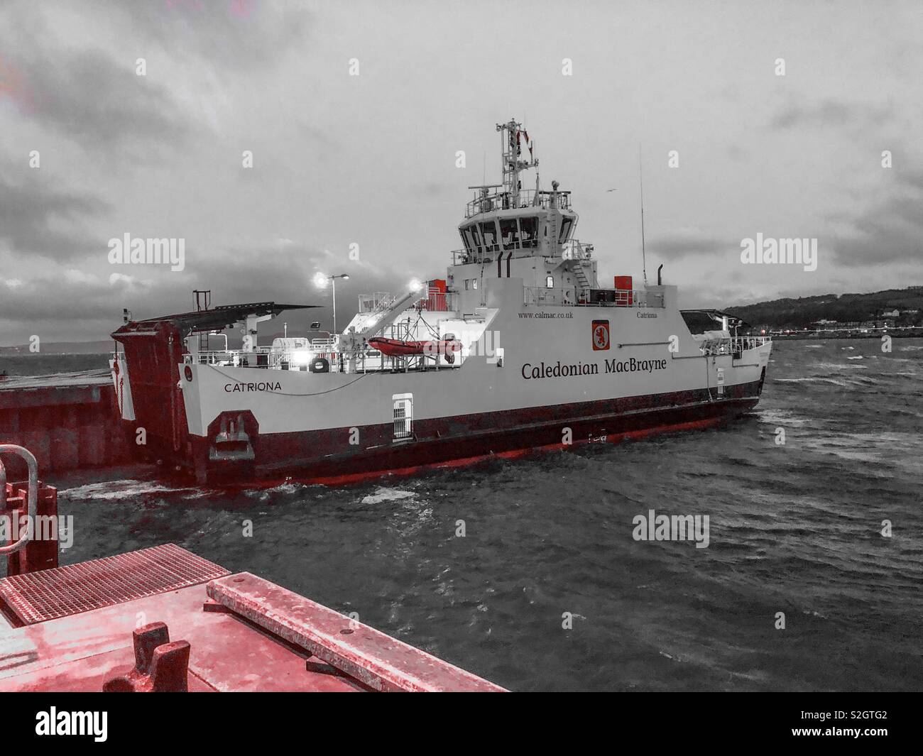 Caledonian MacBrayne (CalMac) ferry a Largs Pier. La Scozia. Regno Unito. Foto Stock