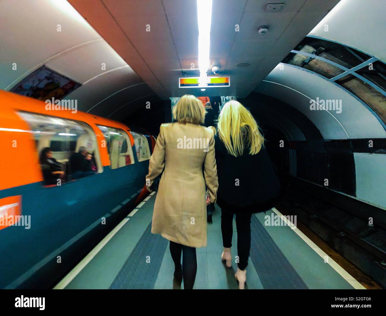 In treno stazione di uscita e i passeggeri in uscita dalla piattaforma, Glasgow Subway. La Scozia. Regno Unito. Foto Stock