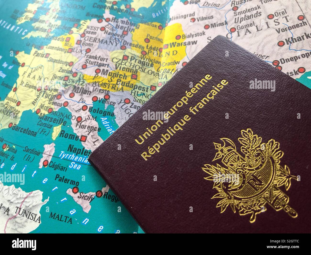 Close up di un francese / passaporto europeo su una vecchia Mappa di Europa. - Immagine stock catturata con smartphone