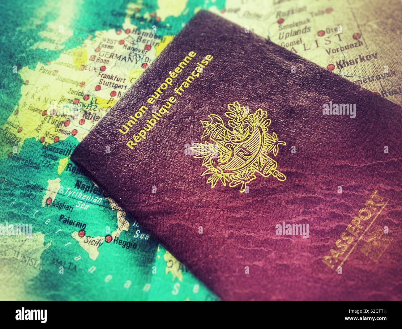 Passaporto francese su una vecchia Mappa di Europa, con un effetto di grunge. Foto Stock