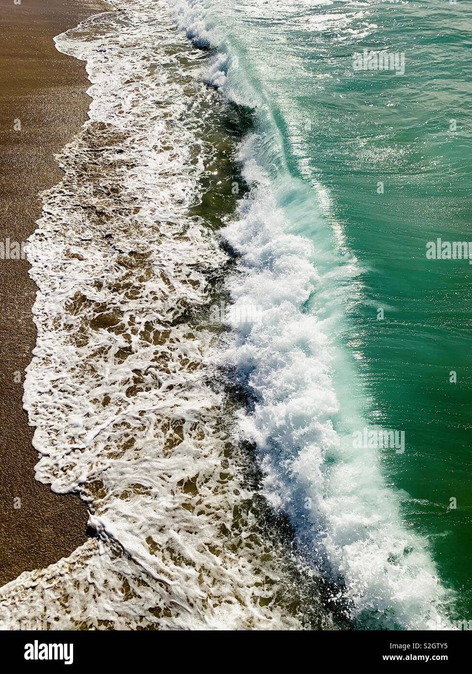 Foto aeree delle onde che si infrangono sulla riva. Manhattan Beach, California USA. Foto Stock
