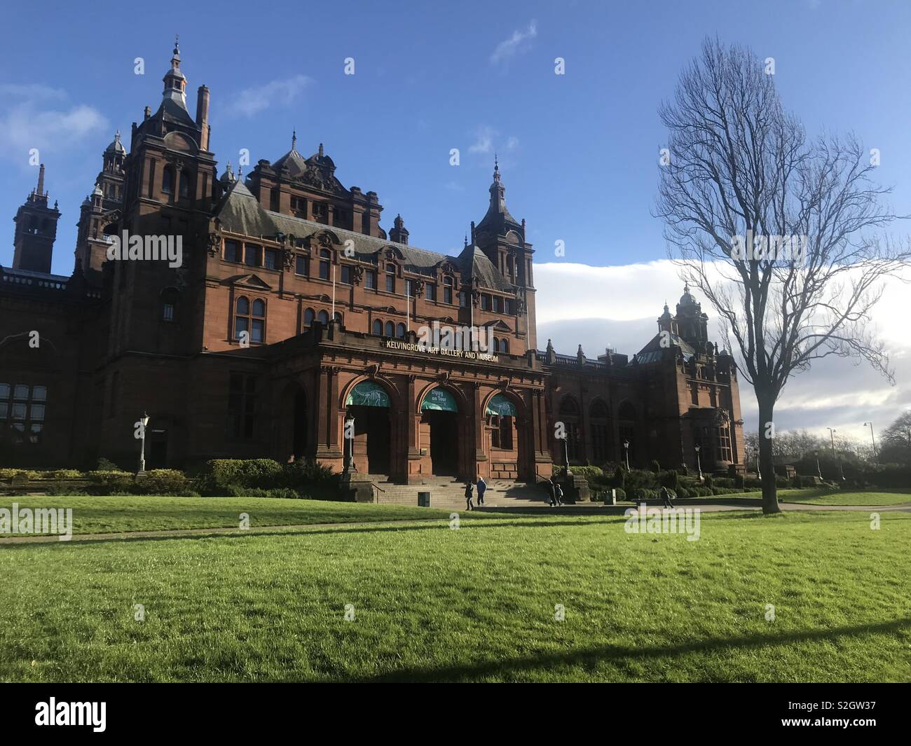 Bel cielo azzurro in Glasgow mentre si visita Dippy il dinosauro on tour da Londra Foto Stock
