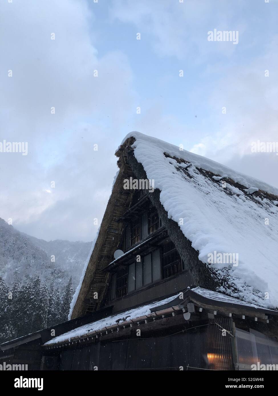 Shirakawago, sito UNESCO. Prefettura di Gifu, Giappone. Snow tappata tetto,tradizionale architettura giapponese. Foto Stock