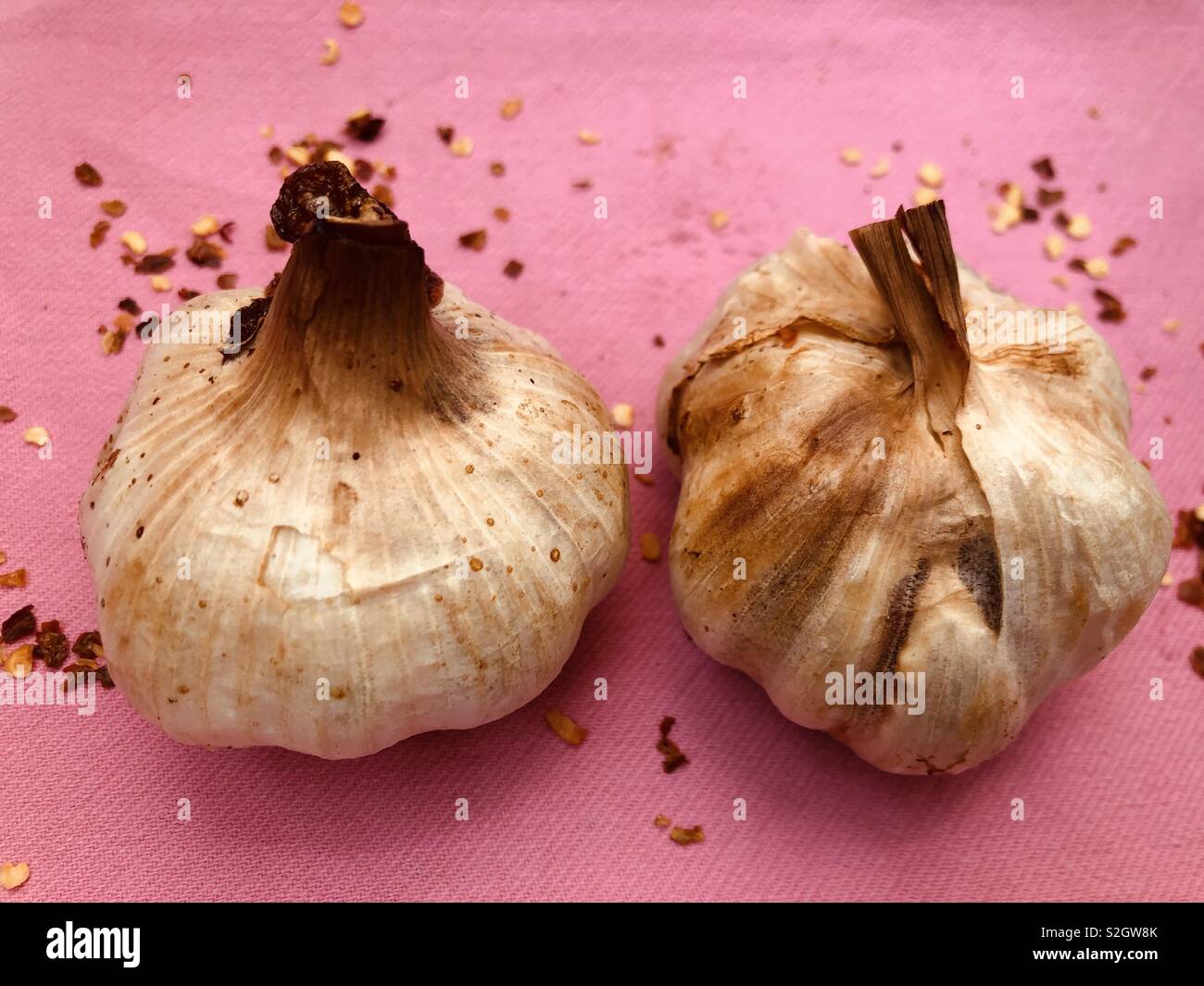 Aglio Arrostito su sfondo rosa Foto Stock