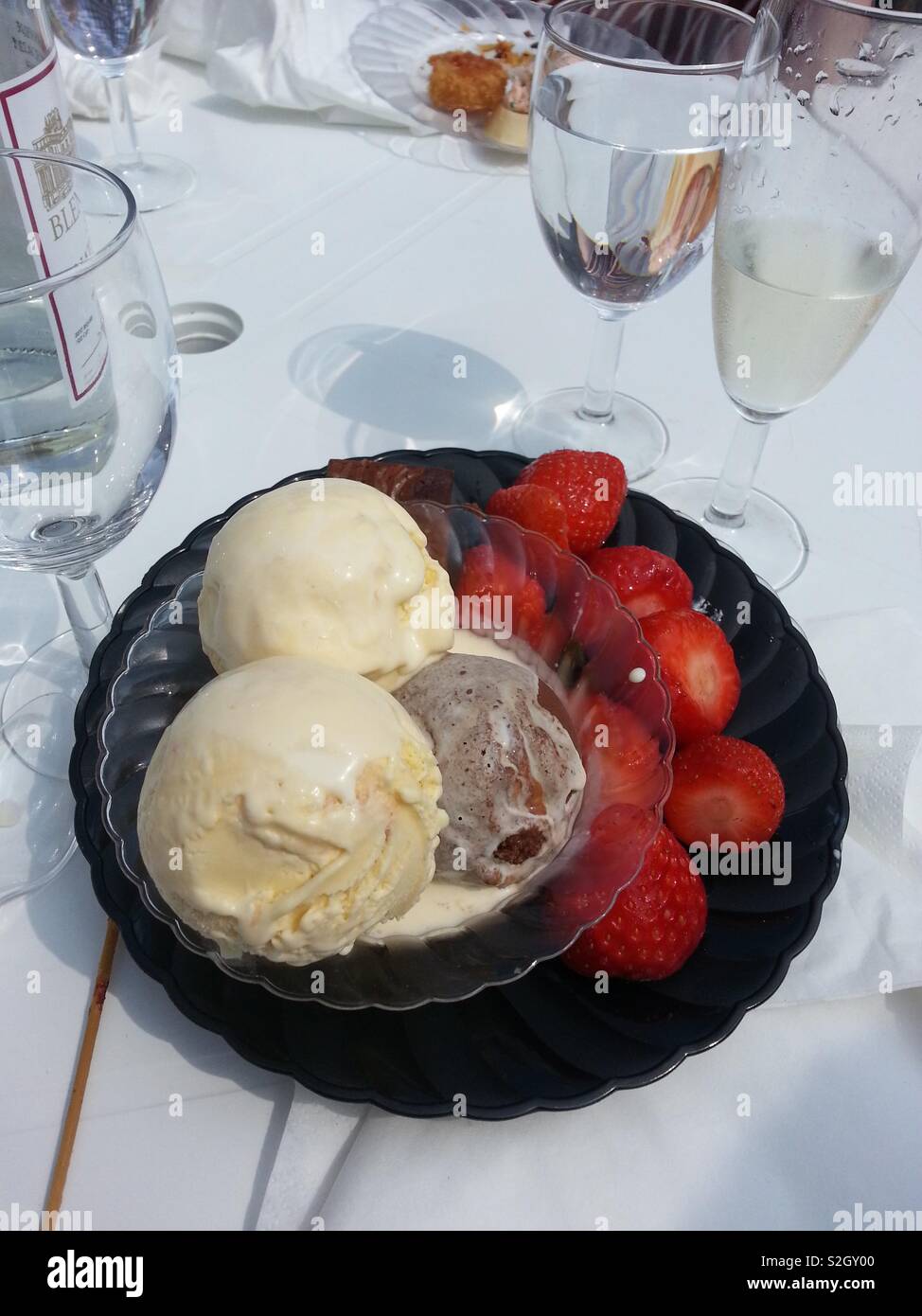 Buon cibo momenti: gelato artigianale realizzato in un College di Oxford con champagne e fragole in Un giugno caldo sole servita presso un Oxford Garden Party. Foto Stock